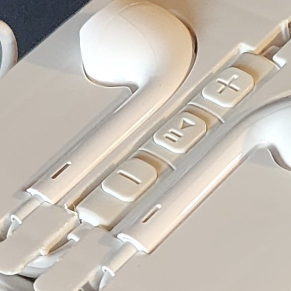 Mini Corded White In Ear Stereo Ear Buds - Picture 7 of 8